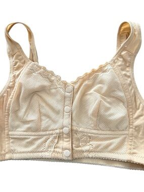 Comfort Front-Closure Soft Cup Bra in Nude size s